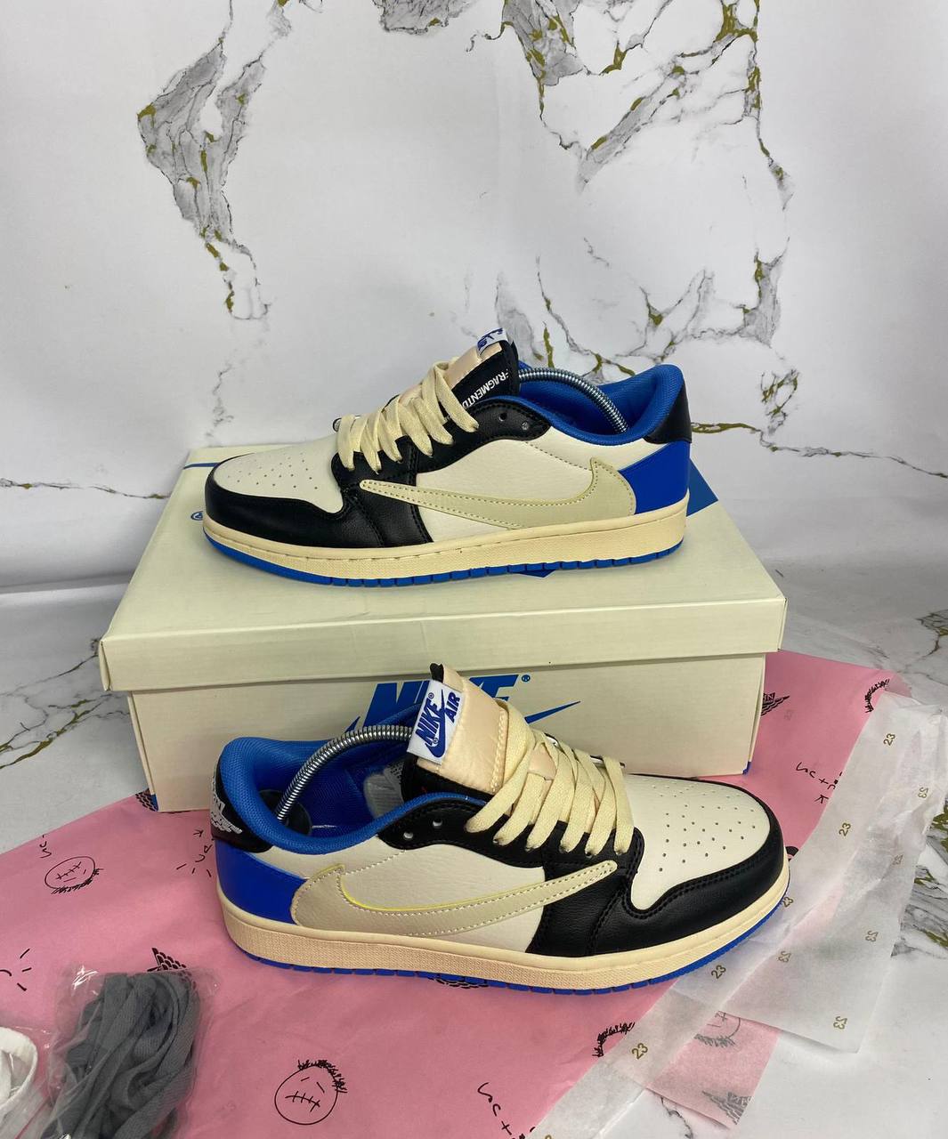 Nikee Air Jordan 1 Low Travis Scot Trainers