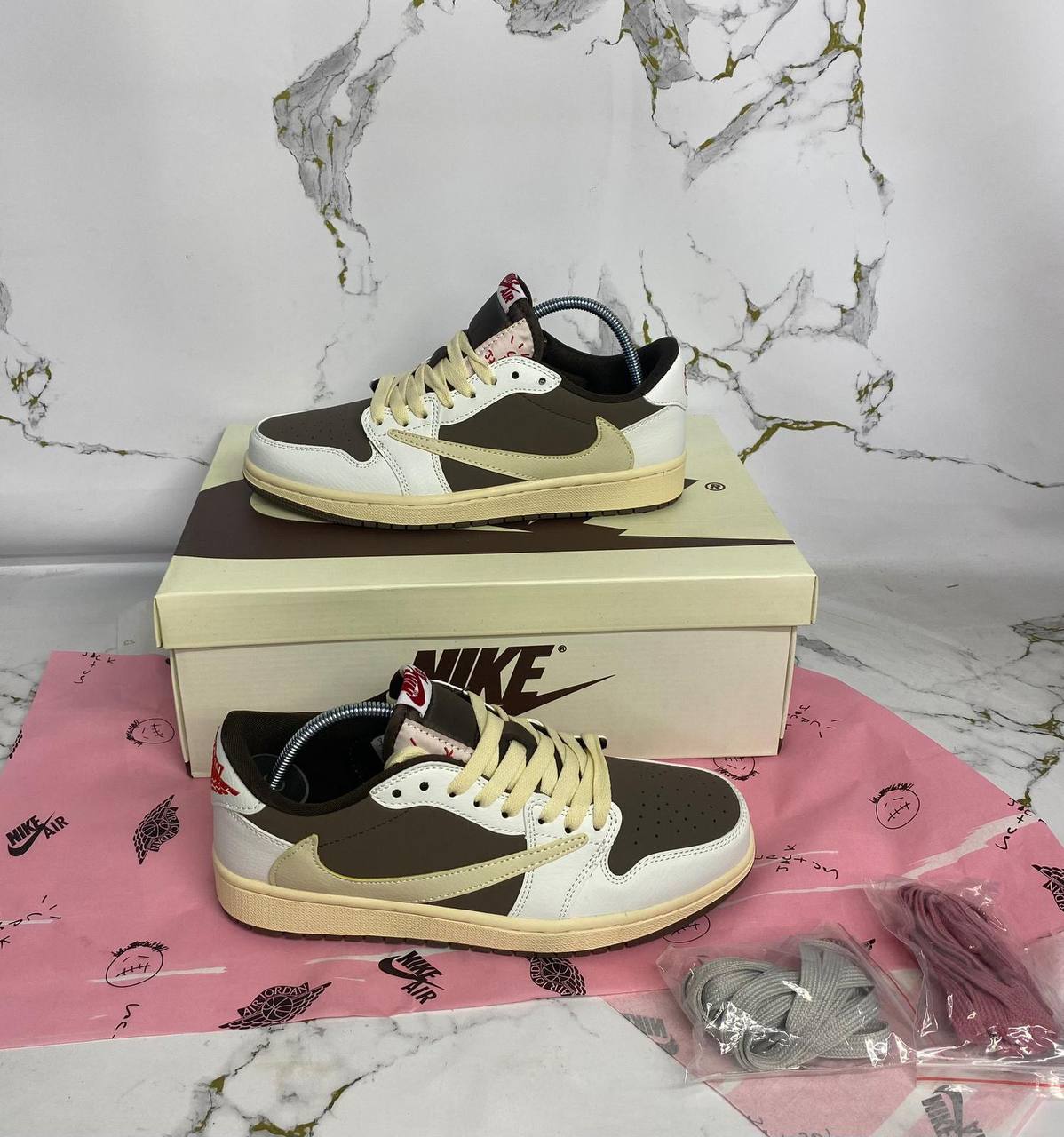 Nikee Air Jordan 1 Low Travis Scot Trainers