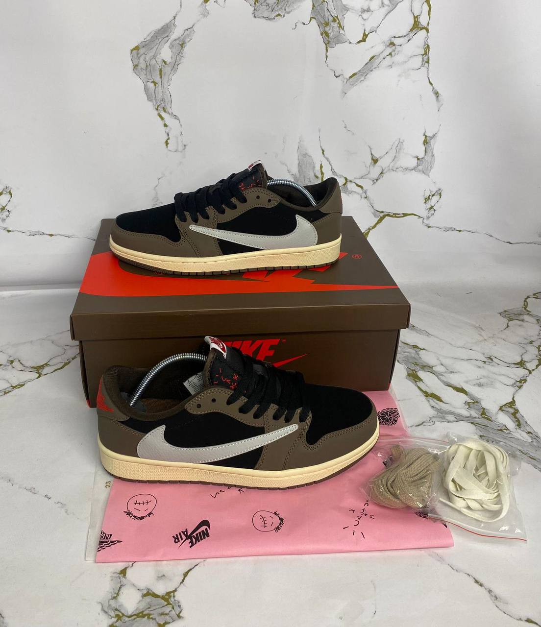 Nikee Air Jordan 1 Low Travis Scot Trainers