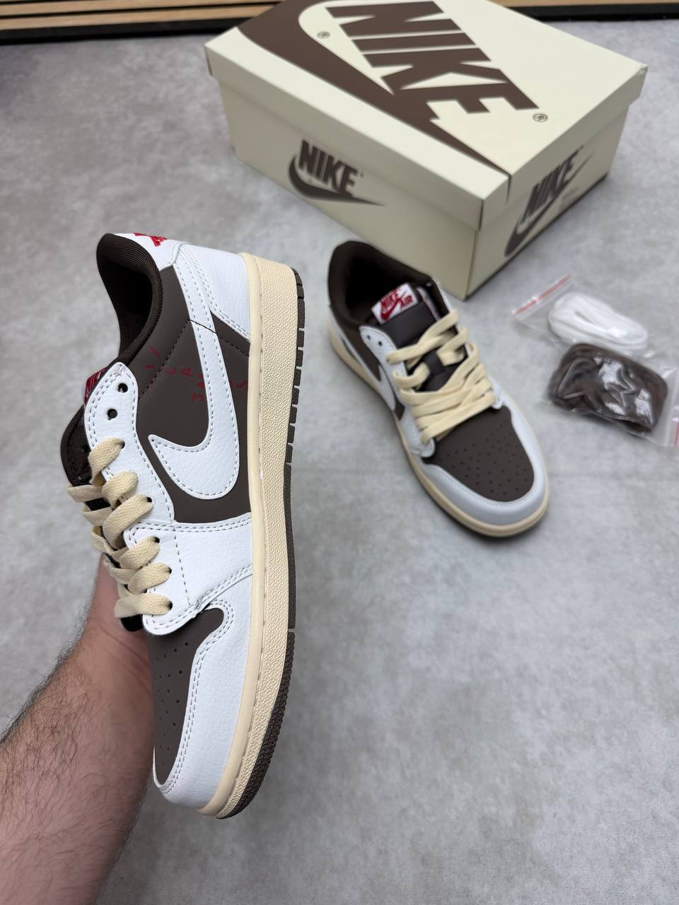 Nikee Air Jordan 1 Low Travis Scot Trainers