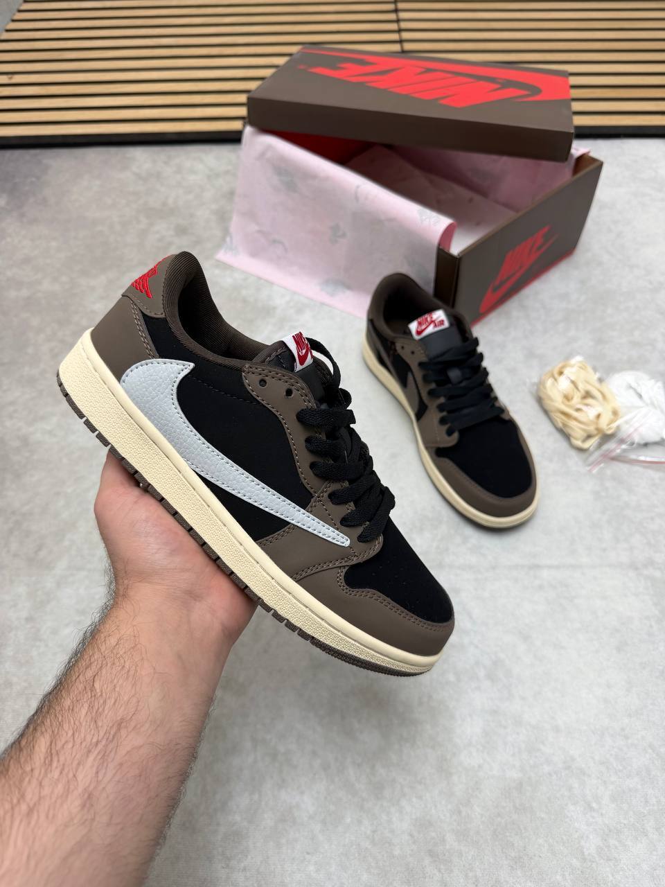 Nikee Air Jordan 1 Low Travis Scot Trainers