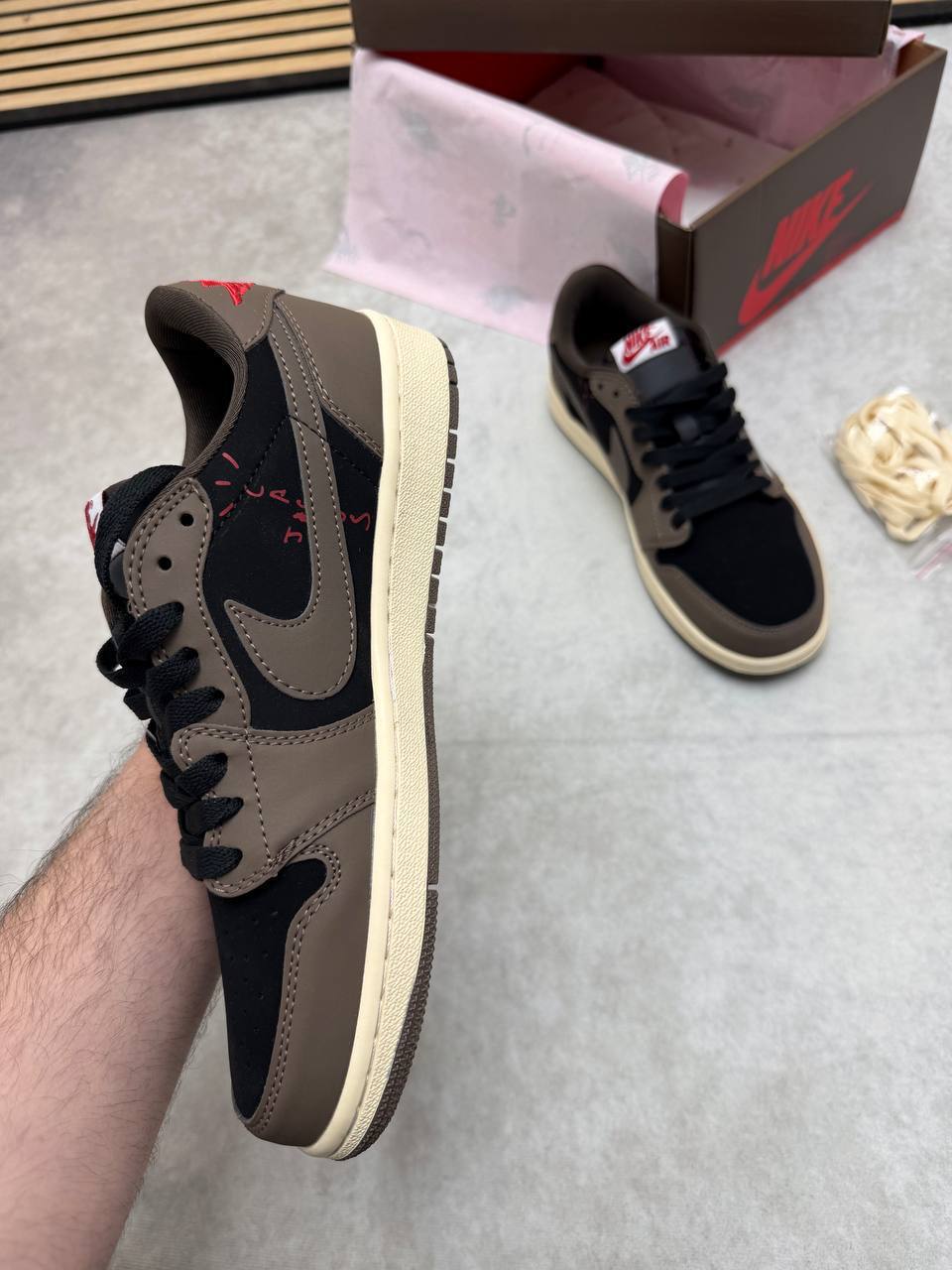 Nikee Air Jordan 1 Low Travis Scot Trainers