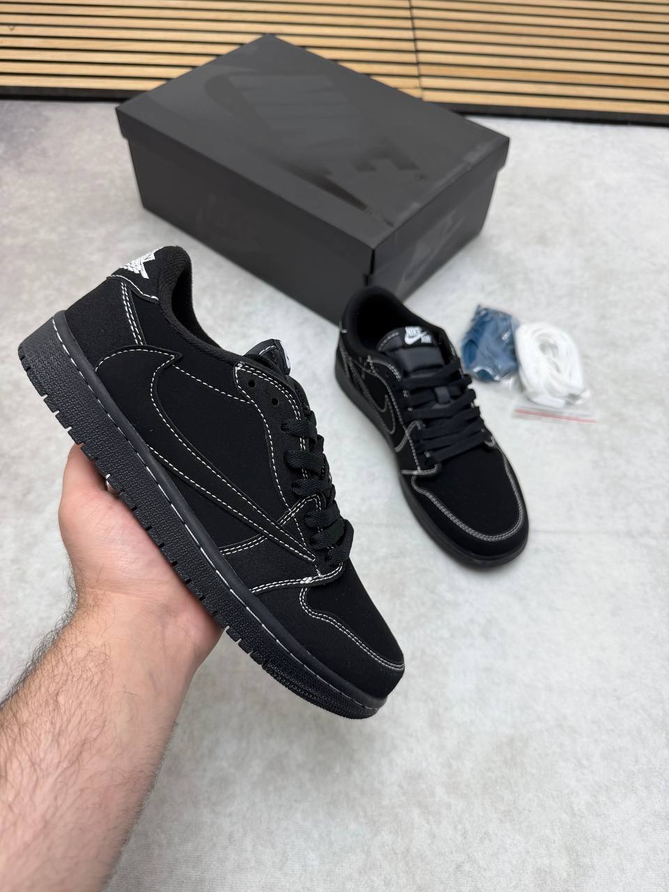 Nikee Air Jordan 1 Low Travis Scot Trainers
