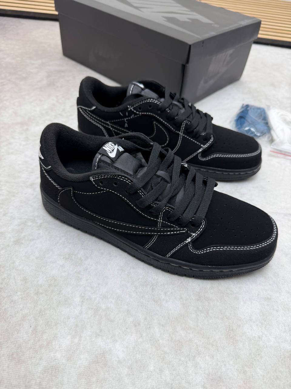 Nikee Air Jordan 1 Low Travis Scot Trainers