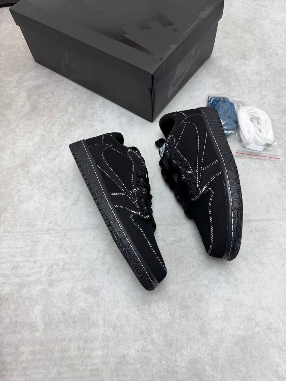 Nikee Air Jordan 1 Low Travis Scot Trainers